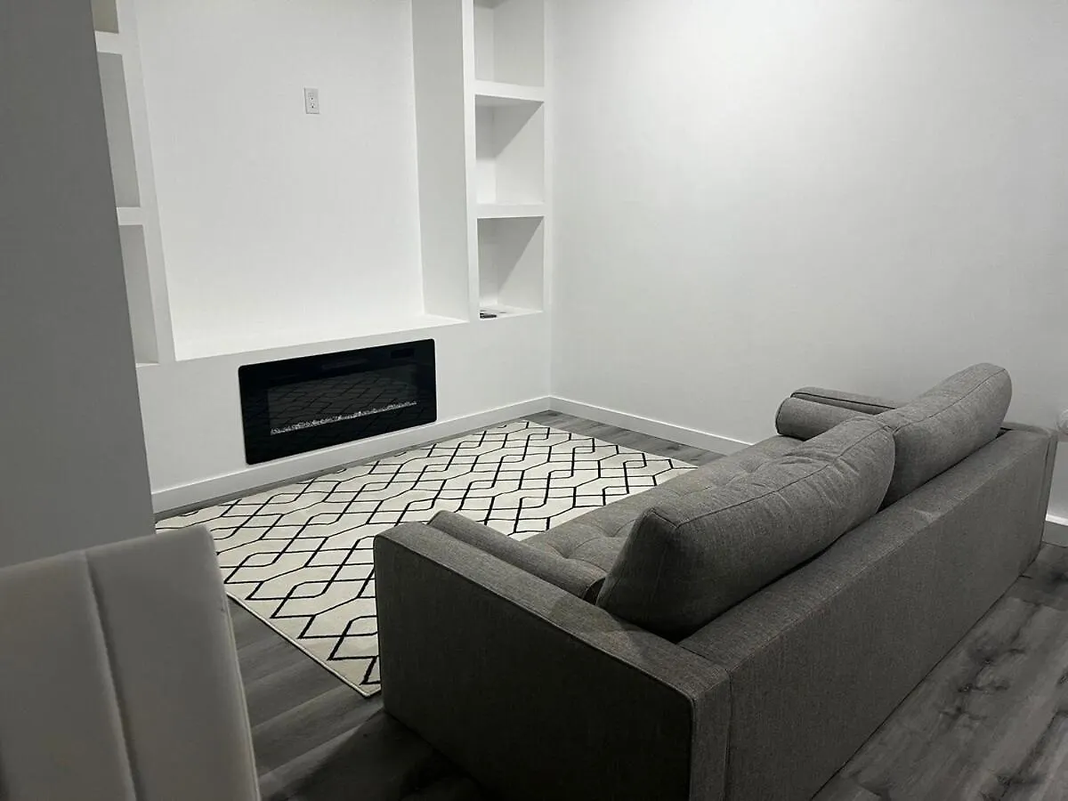 Basement In Keswick Edmontonアパートメント