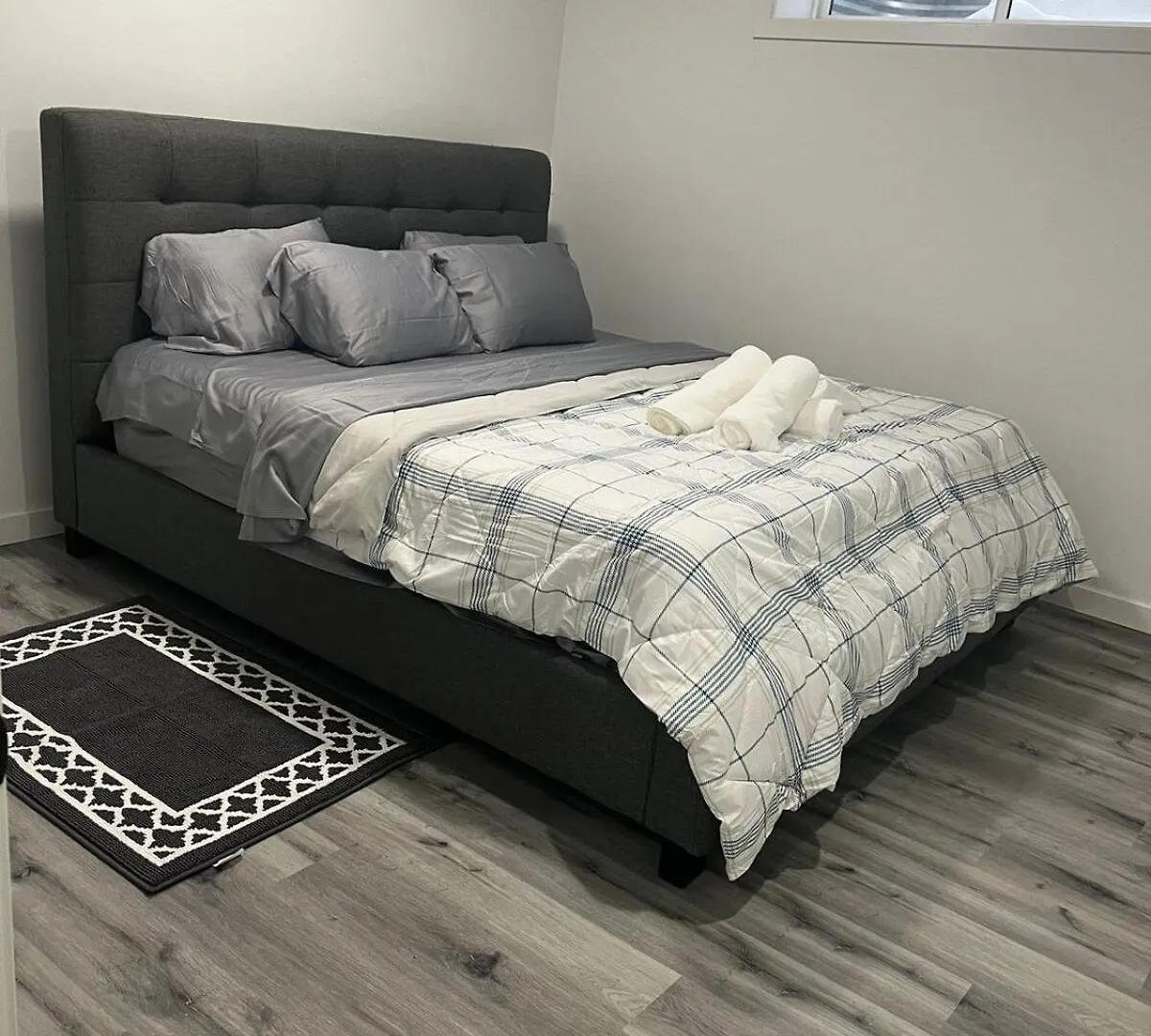 アパート Basement In Keswick Edmontonアパートメント カナダ